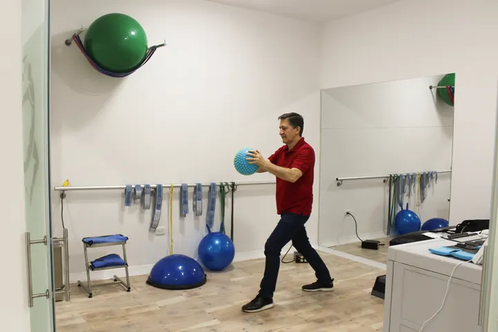 Ejercicio con balón en el área de fisioterapia de CRIAT IPS.